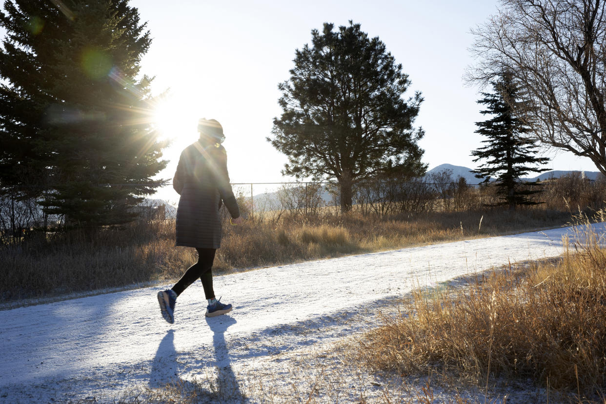 Un caminante en un sendero de Bozeman, Montana, el 21 de noviembre de 2020. (Janie Osborne/The New York Times)