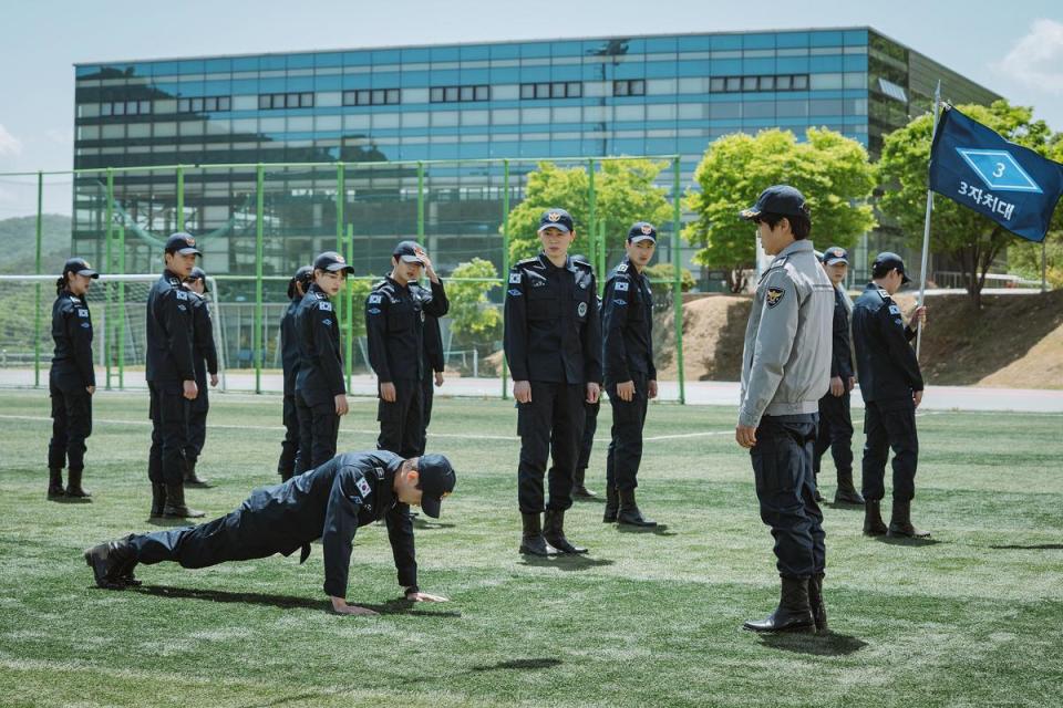 劇中車太鉉（右）想盡辦法刁難鄭振永，盼他能知難而退離開警校。（愛奇藝國際站提供）