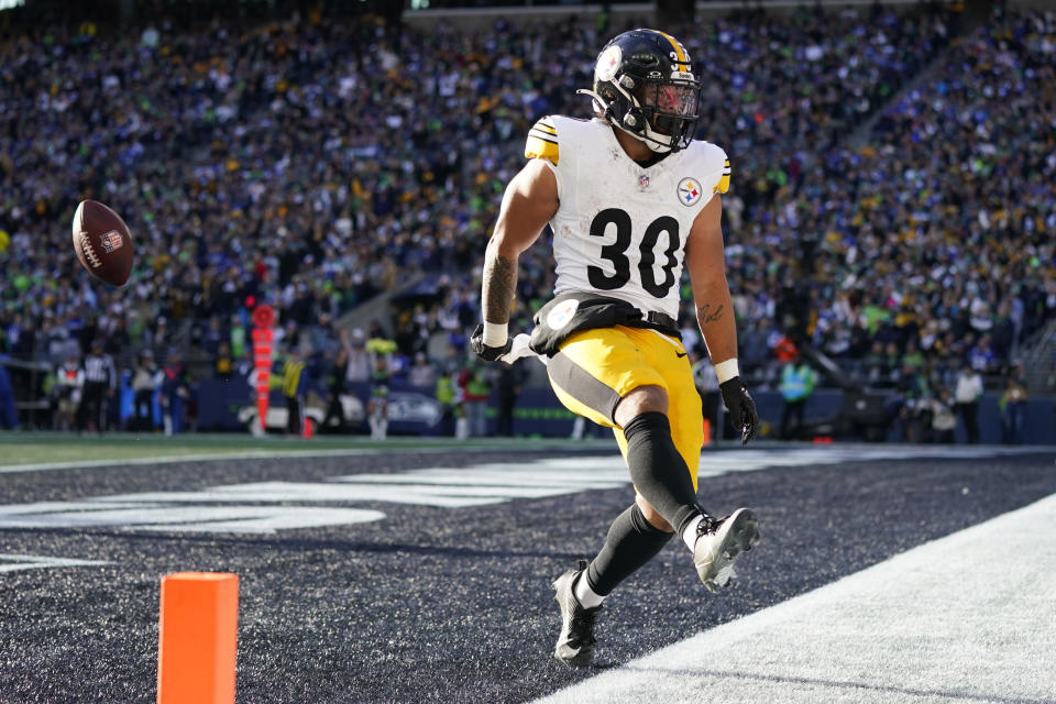 Pittsburgh Steelers running back Jaylen Warren scores a touchdown against the Seattle Seahawks in the first half of an NFL football game Sunday, Dec. 31, 2023, in Seattle. (AP Photo/Lindsey Wasson)