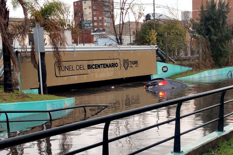 Un paso bajo nivel inundado, en Tigre