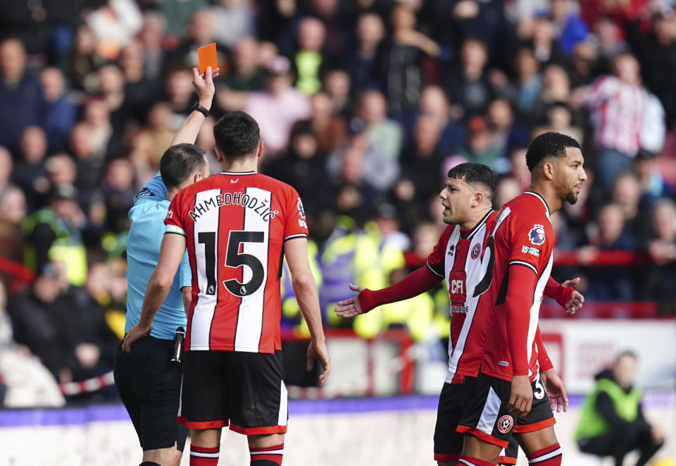 Mason Holgate (segundo a la derecha) de Sheffield United recibe la tarjeta roja durante el partido contra Brighton en la Liga Premier, el domingo 18 de febrero de 2024. (Nick Potts/PA vía AP)