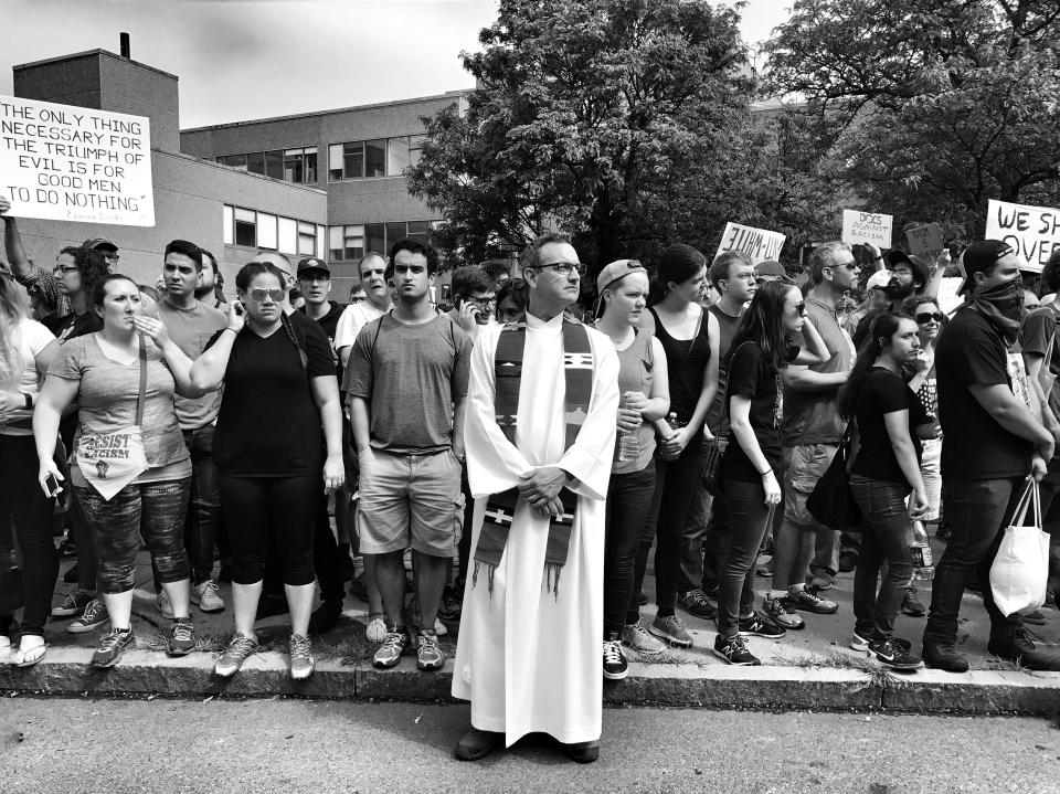 <p>A member of the clergy stands near the front line of a counterprotest against a “free speech” rally staged by conservative activists Aug. 19 in Boston (Photo: Holly Bailey/Yahoo News) </p>