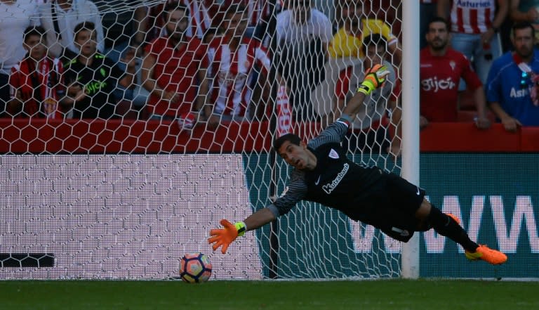 Athletic Bilbao's goalkeeper Gorka Iraizoz fails to stop a goal from Sporting Gijon's forward Victor Rodriguez on August 21, 2016