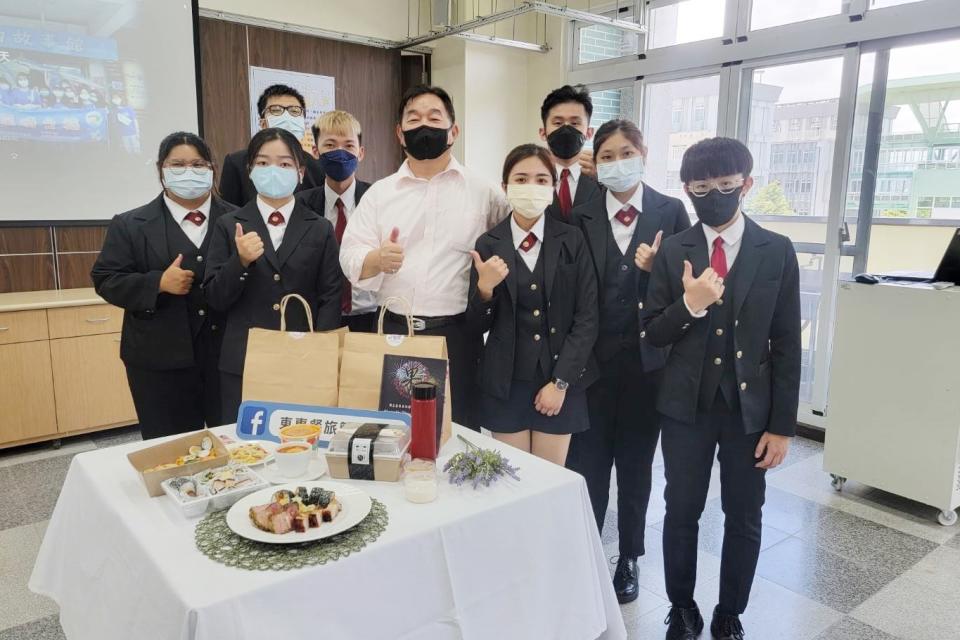 臺東專科學校餐旅管理科二專畢業成果展，學生們精心製作色香味俱全的感恩餐盒回饋師長。