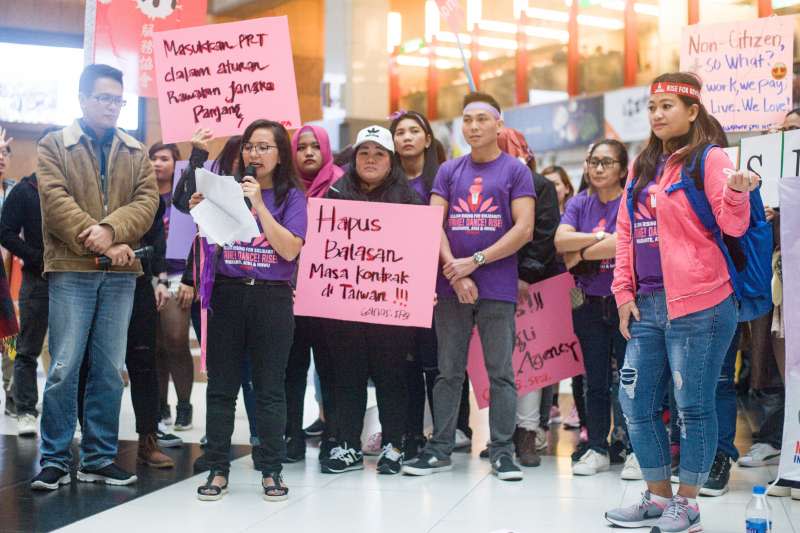 20190324-菲律賓和印尼移工團體「十億人起義」快閃活動，菲律賓移工抗議女性移工的勞動處境。（甘岱民攝）