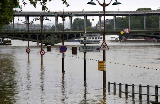 Thousands evacuated as floods batter Paris region