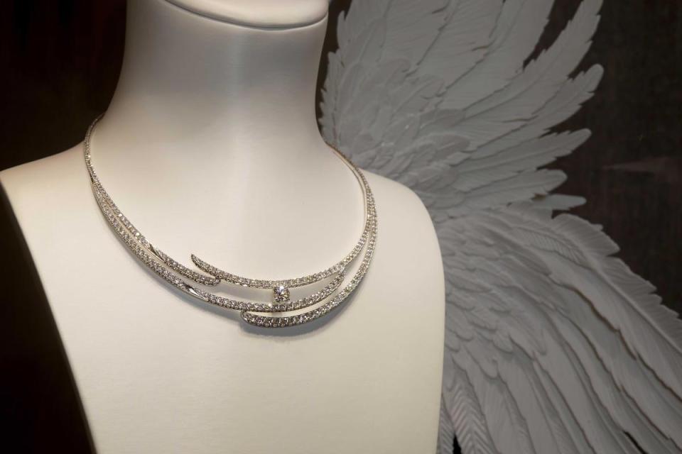 郭雪芙配戴的Vela白K金法式鑲嵌鑽石鎖骨鍊，主鑽約1.50ct， NT$44,407,000起。（Hearts On Fire提供）