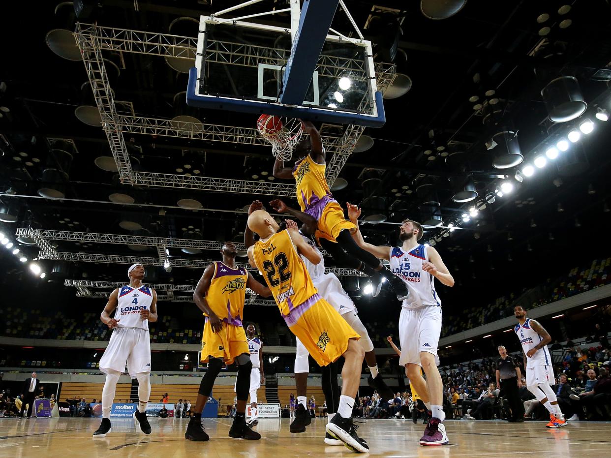 Ladarius Tabb of London Lions dunks against London City Royals in a BBL game (Getty Images)