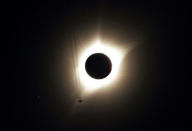 Foto del lunes de un avión volando en medio del eclipse total de sol en Guernsey, Wyoming. Ago 21, 2017. REUTERS/Rick Wilking