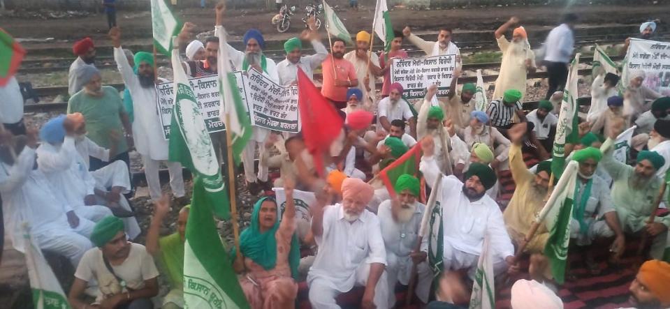 <div class="paragraphs"><p>Farmers block Barnala PB railway station during the Bharat Bandh strike.</p></div>