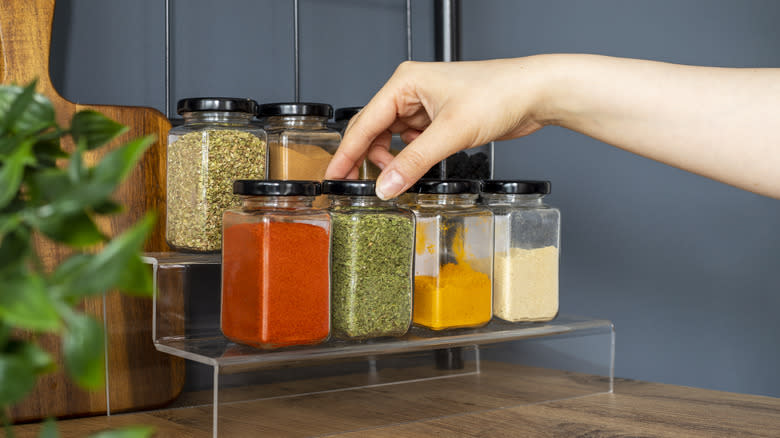 Selecting spice jars