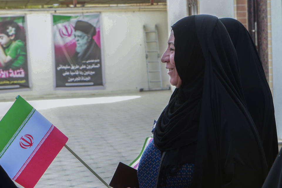 Una mujer sonríe antes de votar en las elecciones presidenciales de Irán el 28 de junio de 2024, en el consulado iraní en Basora, al sureste de Bagdad, Irak. (AP Foto/Nabil al-Jourani)