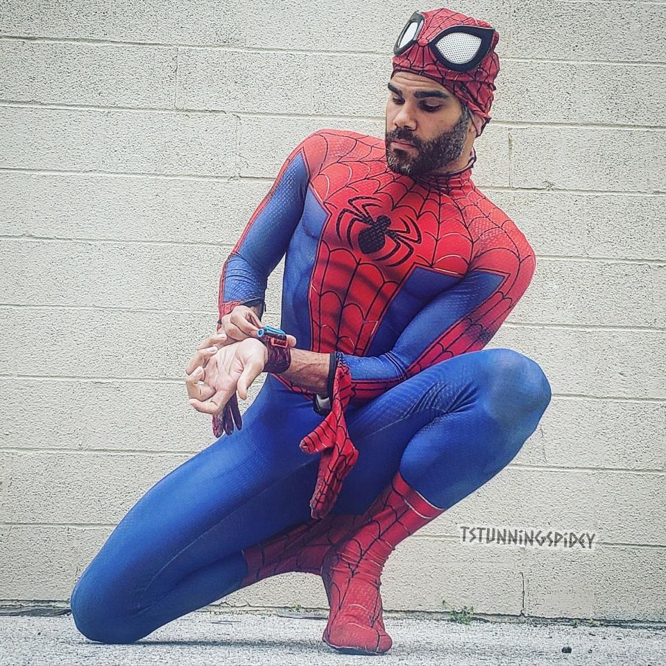 En esta fotografía sin fecha, proporcionada por Tyler Scott Hoover, un hombre que se disfraza profesionalmente de Spider-Man, Hoover en el traje clásico del superhéroe de Marvel. En agosto de 2022 el emblemático personaje de Spider-Man cumple 60 años en el vasto mundo de los cómics, las películas y la mercancía. Fans como Hoover reflexionan sobre el atractivo de Spider-Man más allá de las razas, los géneros y las nacionalidades. (Tyler Scott Hoover via AP)