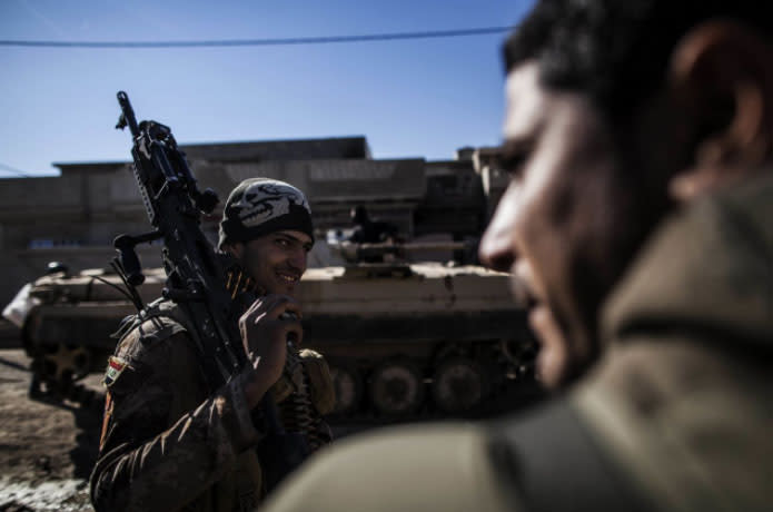 In Mossul lächelt ein irakischer Soldat in die Kamera, als er sich auf den Weg an die Front im Stadtteil Shyma macht. Dort unterstützt das irakische Militär die internationalen Truppen im Kampf um die von IS-Rebellen gehaltene Stadt Mossul. (Foto: Manu Brabo/AP)