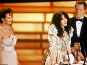 <p>1989. Isabelle Adjani gagne le troisième César de sa carrière pour son interprétation de Camille Claudel. L’actrice fait sensation en lisant un extrait des « Versets sataniques » de Salman Rushdie, qui faisait l’objet à l’époque d’une fatwa, devant une assistance stupéfaite. </p><br>