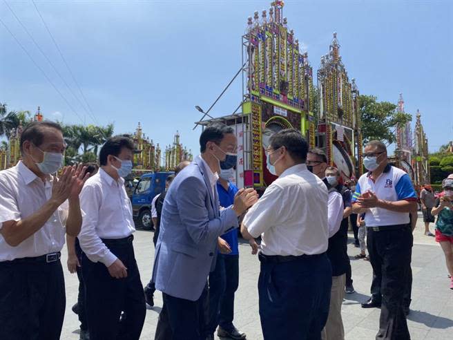 前新北市長朱立倫（左三）角逐國民黨主席，27日出席義民祭，新竹縣長楊文科（左四）也到場。（莊旻靜攝）