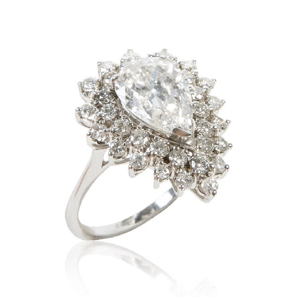 Pear-shaped diamond ring