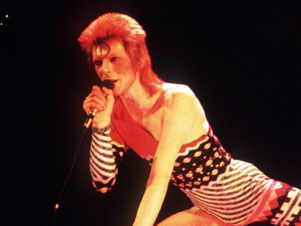 David Bowie als Ziggy Stardust bei einem Konzert in den 70ern. (Bild: imago images/LFI)