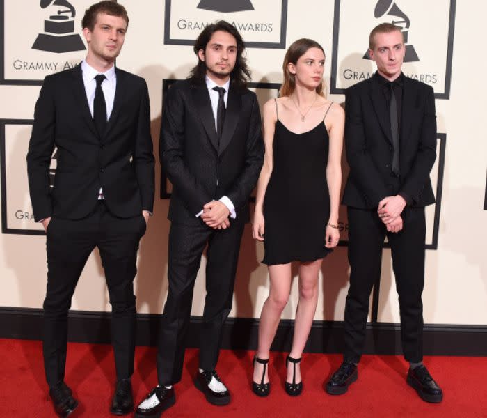 Wolf Alice, la banda de teloneros de Harry Styles, en la alfombra roja de los Grammy