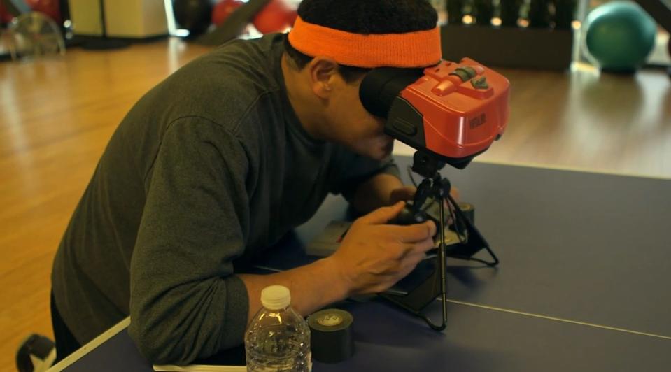 Reggie probando el Virtual Boy