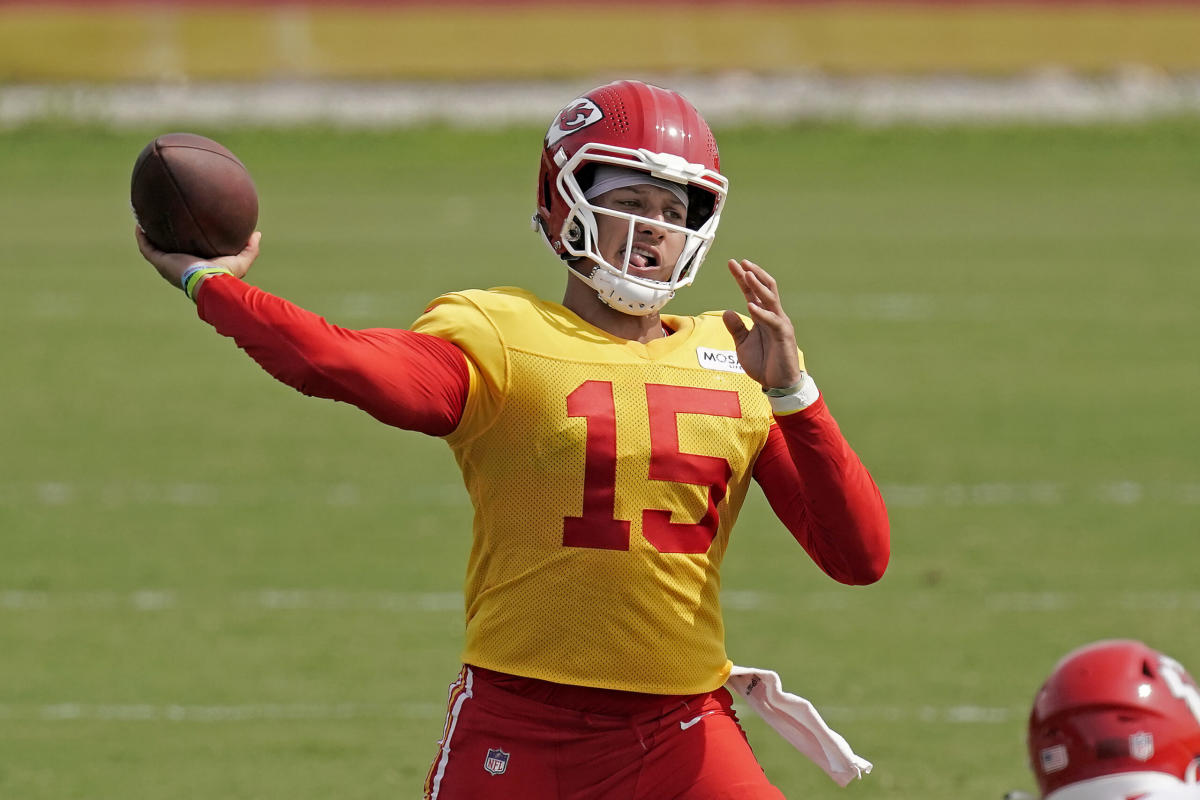 Patrick Mahomes casually throws behind his back, offhanded in practice