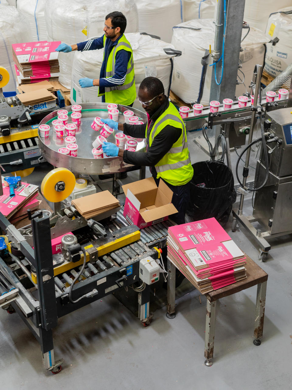 Henrik Pade, director general de Star Brands, la empresa detrás del producto de limpieza Pink Stuff, fuera de las instalaciones de fabricación de la empresa en Redditch, Inglaterra, 7 de febrero de 2024. (Sam Bush/The New York Times)