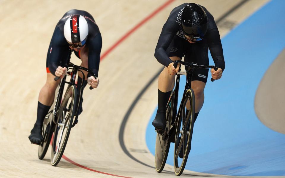 Emma Finucane behind Ellesse Andrews in the women's sprint semi-finals