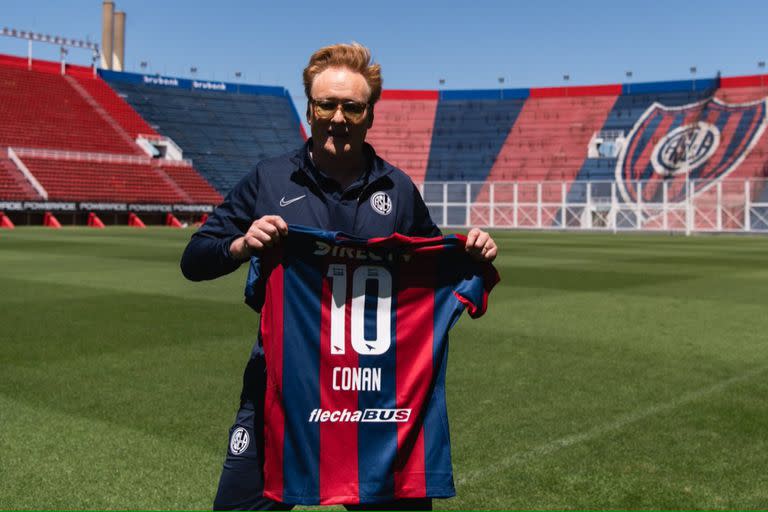 Conan O’Brien habló en español, jugó al fútbol en San Lorenzo y sigue dando que hablar en Argentina