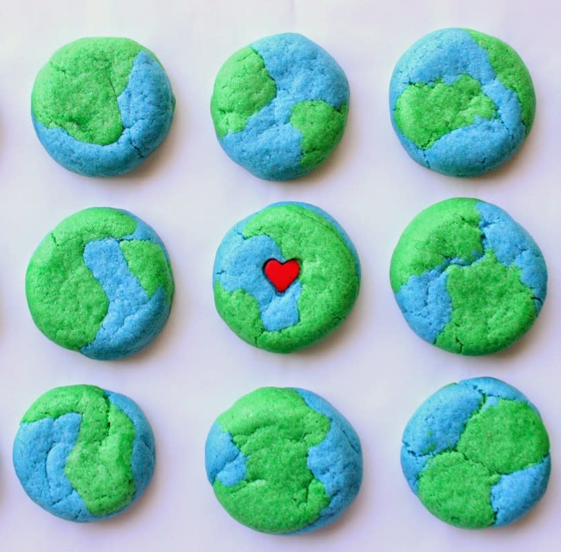 <p>Munchkin Munchies</p><p>These Earth Day Cookies are fun for the kids to make themselves.</p><p>Directions <a href="http://www.munchkinmunchies.com/2014/04/earth-day-cookies.html" rel="nofollow noopener" target="_blank" data-ylk="slk:HERE;elm:context_link;itc:0;sec:content-canvas" class="link rapid-noclick-resp">HERE</a></p>