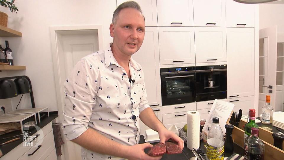 Beim Fleisch lässt sich Jens nicht lumpen: Dry Aged Filet aus der Region und Kobe Rind sollen ihm viele Punkte bescheren.
 (Bild: RTL)