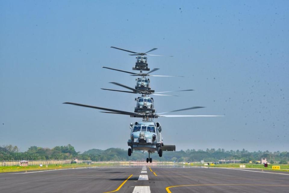 印度海軍第1支MH-60R「海鷹」(Seahawk)反潛直升機中隊6日成軍。   圖：翻攝Indian Navy