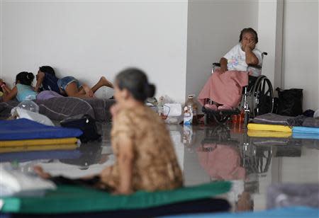 Tourists camp out at a convention centre before being airlifted out of Acapulco September 18, 2013. REUTERS/Tomas Bravo