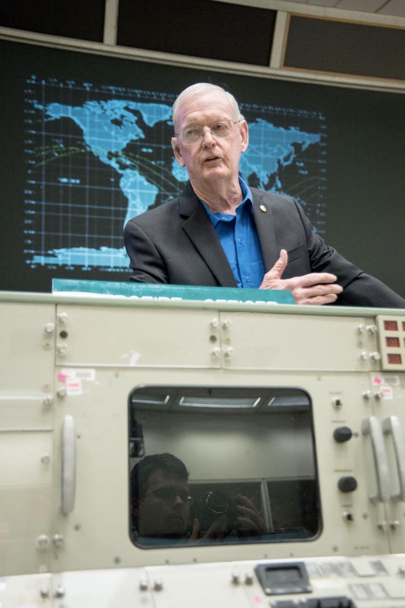 Lunney addressing high school students in NASA's mission control center. / Credit: NASA