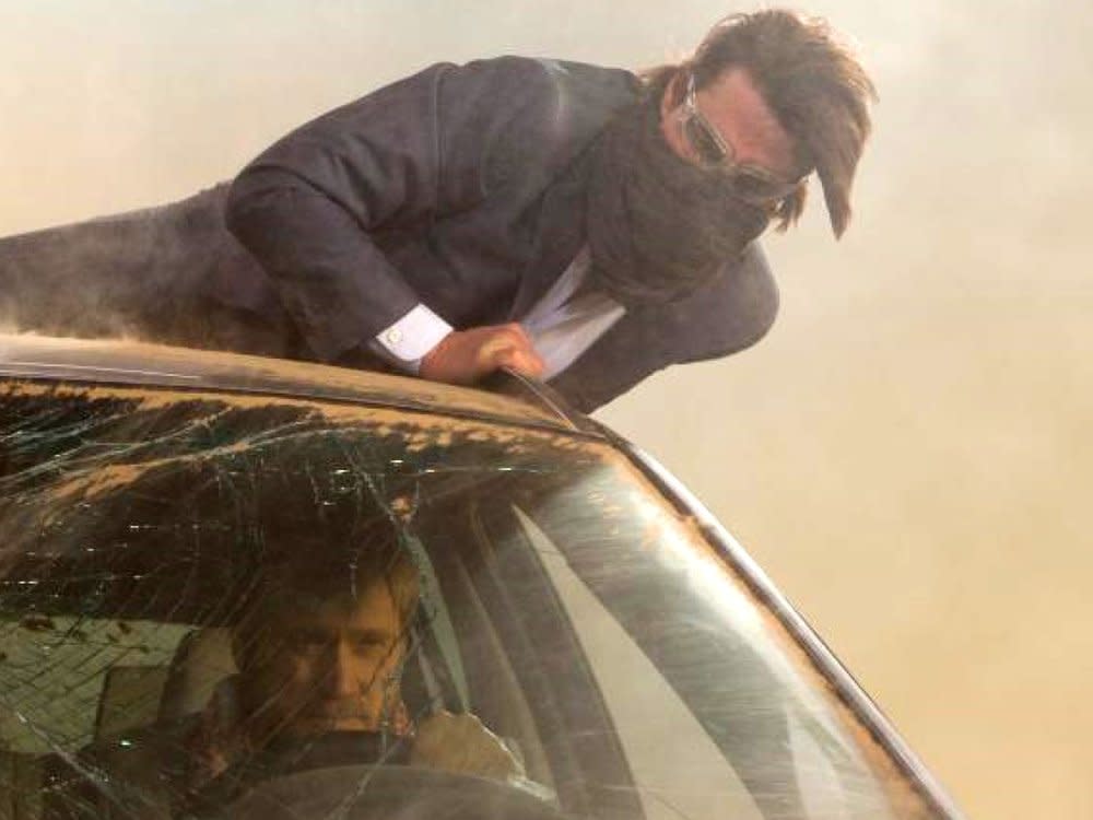 "Mission: Impossible - Phantom Protokoll": In einem heftigen Sandsturm mitten in Dubai kämpft Ethan (Tom Cruise, o.) um Leben und Tod. (Bild: 2011 Paramount Pictures)