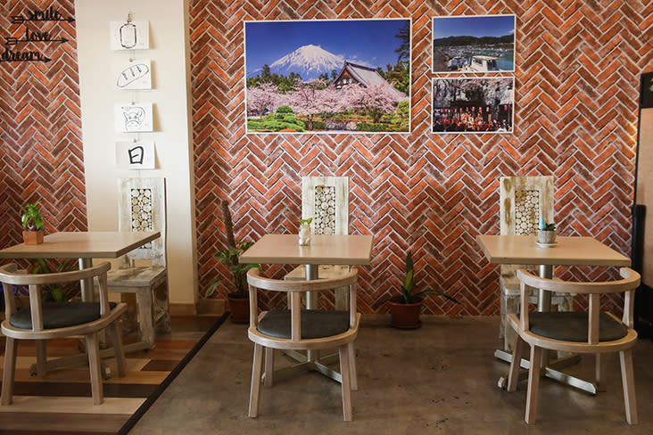The place exudes a comfortable vibe with hand-drawn sketches and posters from Okamoto&#39;s hometown Shizuoka.