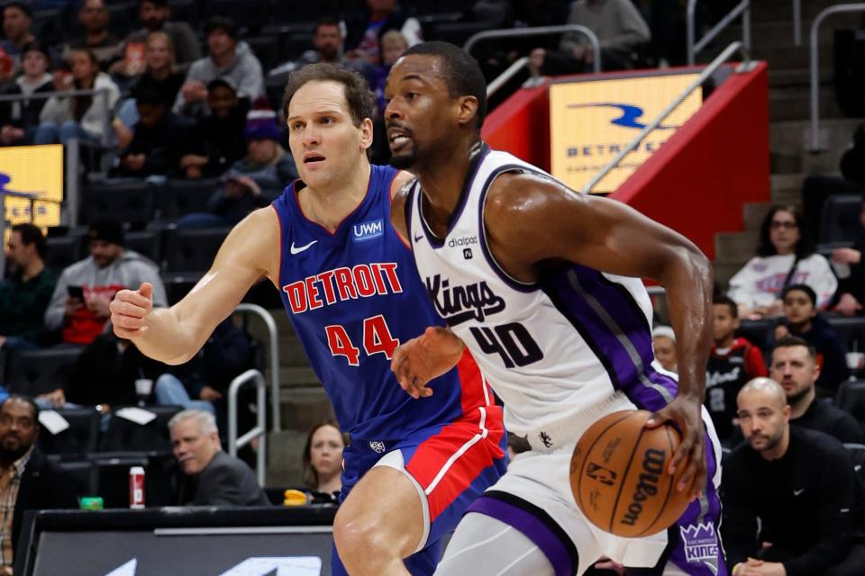 Sacramento Kings forward Harrison Barnes (40) dribbles on Detroit Pistons forward Bojan Bogdanovic (44) in the first half at Little Caesars Arena in Detroit on Tuesday, Jan. 9, 2024.