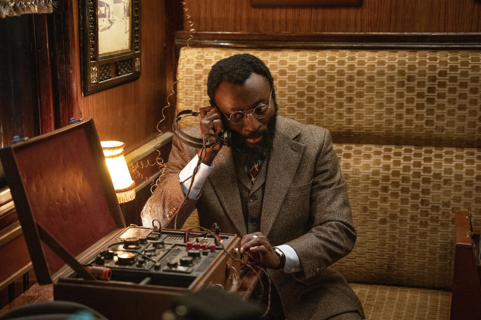 Esta imagen difundida por Lionsgate, Babs Olusanmokun en una escena de la película "The Ministry of Ungentlemanly Warfare”. (Daniel Smith/Lionsgate via AP)