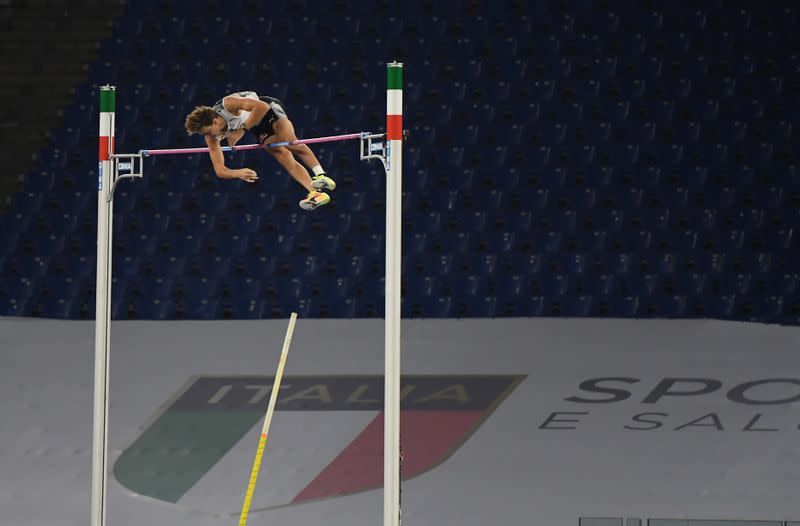 El sueco Armand Duplantis durante una prueba de salto con pértiga masculina en La Liga Diamante de Roma.