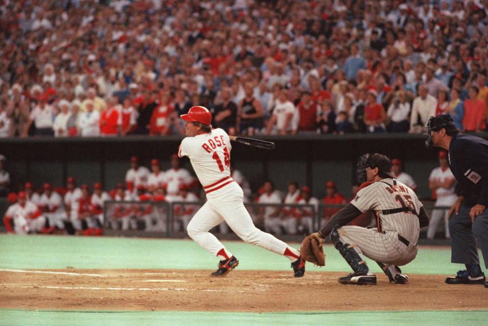 En esta fotografía del 11 de septiembre de 1985, Pete Rose, de los Rojos de Cincinnati, batea el hit que rompió el récord de Ty Cobb. Rose volvió a un campo de béisbol para el 25to aniversario de aquel hit número 4.192, el cual es el tema de un documental que se estrena esta semana (AP Foto/Archivo)