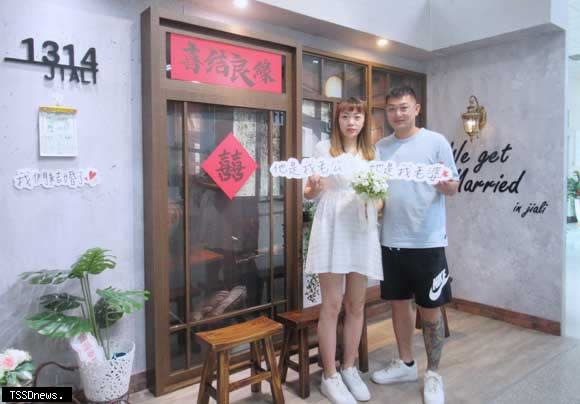 臺南有284對新人於520當天完成結婚登記，各地戶政事務所浪漫布置場景及贈送小禮物，祝福新人幸福啟程。（記者李嘉祥攝）