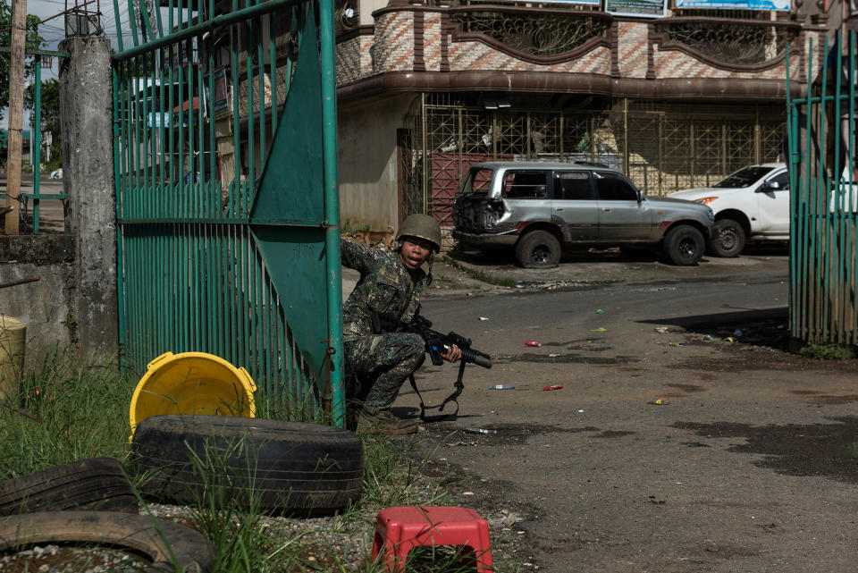 <p>Filipino soldiers engage in a firefight with ISIS-linked militants, on May 30, 2017 in Marawi city, southern Philippines. (Jes Aznar/Getty Images) </p>