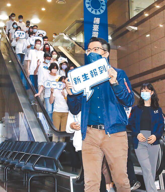 前民國黨主席徐欣瑩10日重返國民黨，並帶領100名青年加入國民黨（見圖）。（陳俊吉攝）