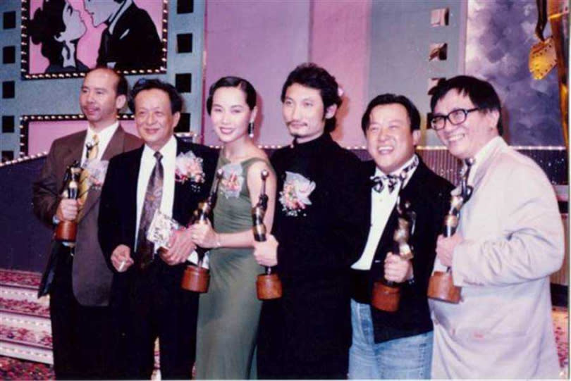 關海山（左2）在1992年與曾志偉、徐克、葉童等人，一同出席的11屆香港電影金像獎。（圖／報系資料照片）
