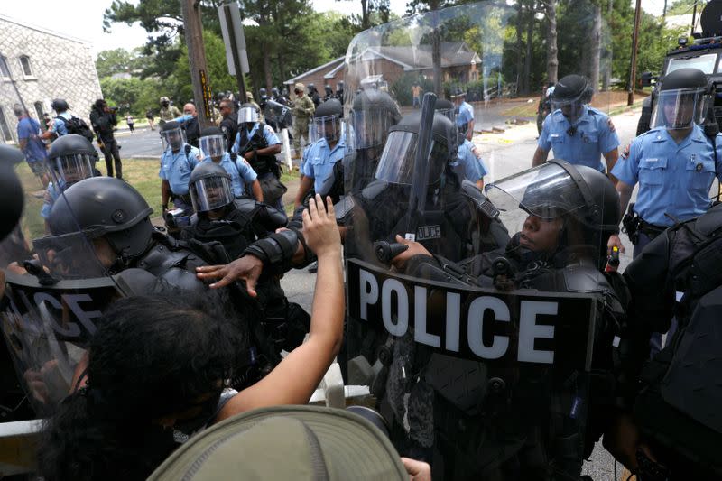 Militia groups stage rallies at the Confederate memorial at Stone Mountain