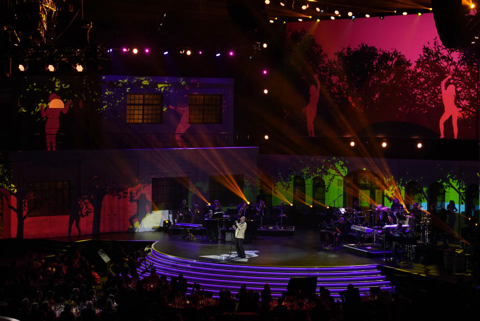 Oscar D'León canta "Buscando guayaba" en la gala en honor a Rubén Blades como Persona del Año de la Academia Latina de la Grabación, el miércoles 17 de noviembre de 2021 en el hotel y casino Mandalay Bay en Las Vegas. (AP Foto/Chris Pizzello)