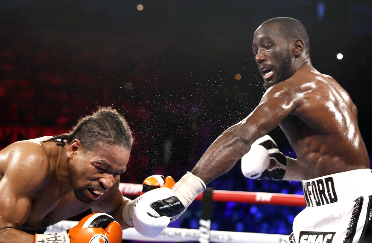 LAS VEGAS, NEVADA - NOVEMBER 20: WBO champion Terence Crawford (R) punches Shawn Porter during their welterweight title fight at Michelob ULTRA Arena on November 20, 2021 in Las Vegas, Nevada. Crawford retained his title with a 10th-round TKO. (Photo by Steve Marcus/Getty Images)