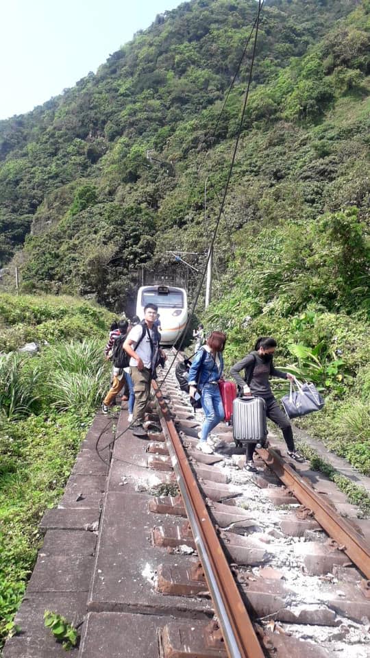 快新聞／台鐵太魯閣號清水隧道出軌卡隧道內 旅客提行李倉皇逃生