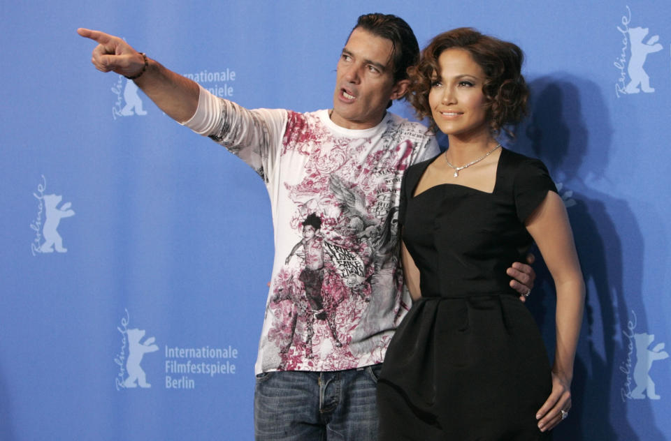 Spanish actor Antonio Banderas (L) and U.S. singer and actress Jennifer Lopez pose during a photocall to present their film 'Bordertown' ('Desert Dream') running in competition at the 57th Berlinale International Film Festival in Berlin February 15, 2007. The festival runs from February 8-18. REUTERS/Fabrizio Bensch (GERMANY)