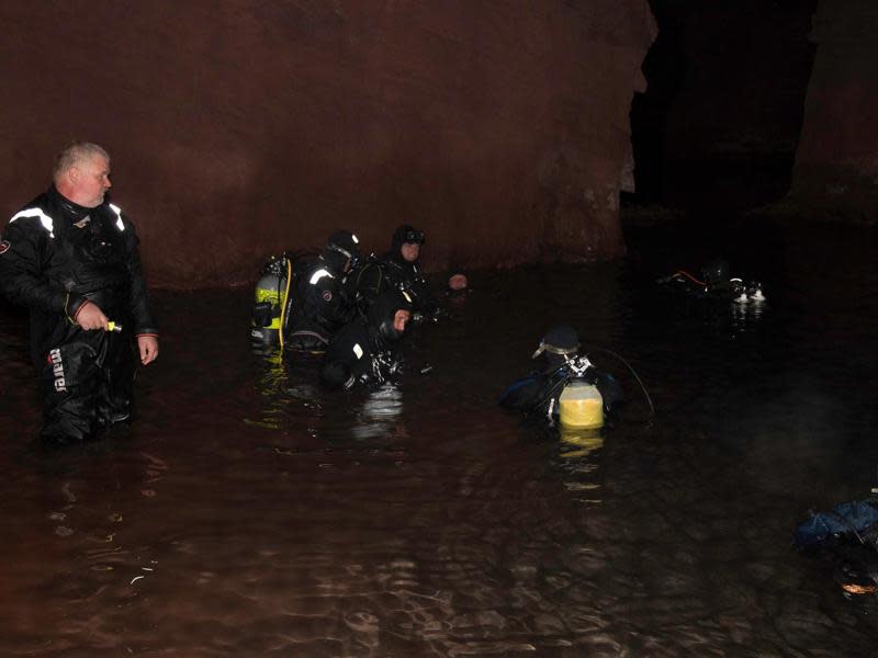 Die Bergwerkstaucher machen sich bereit - nur Profis werden hier ins Wasser gelassen. Foto: Der Trevpunkt/ Preston Saunders