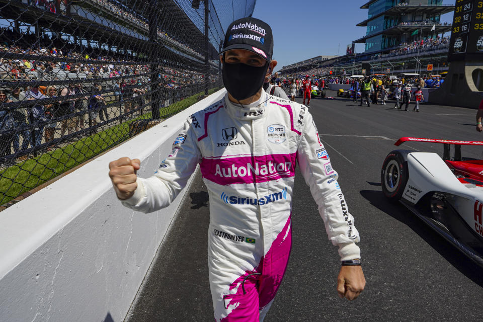 Helio Castroneves de Brasil camina en la pista antes de las 500 Millas de Indianápolis. Se convirtió en cuatro veces campeón de las 500 millas el domingo 30 de mayo del 2021. (AP Photo/Michael Conroy)